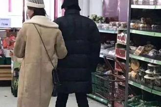 如何在超市拍背影照片