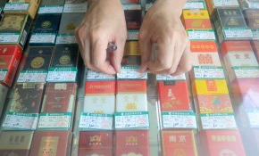 超市扩建后一个烟草证可以两个出口卖吗?