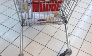 逛超市手机放推车哪里
