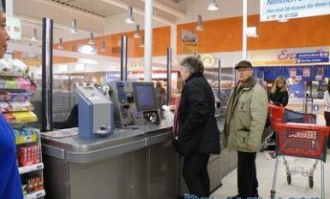 超市购物结账人多吗