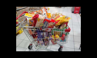 超市购物车装满零食照片