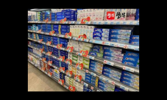 超市货架价格标签摆放