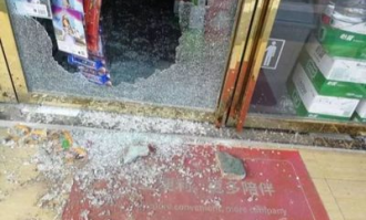 超市玻璃门如何砸掉的呢