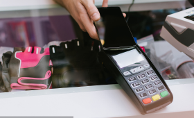 收银台前最后三秒决定钱包厚度